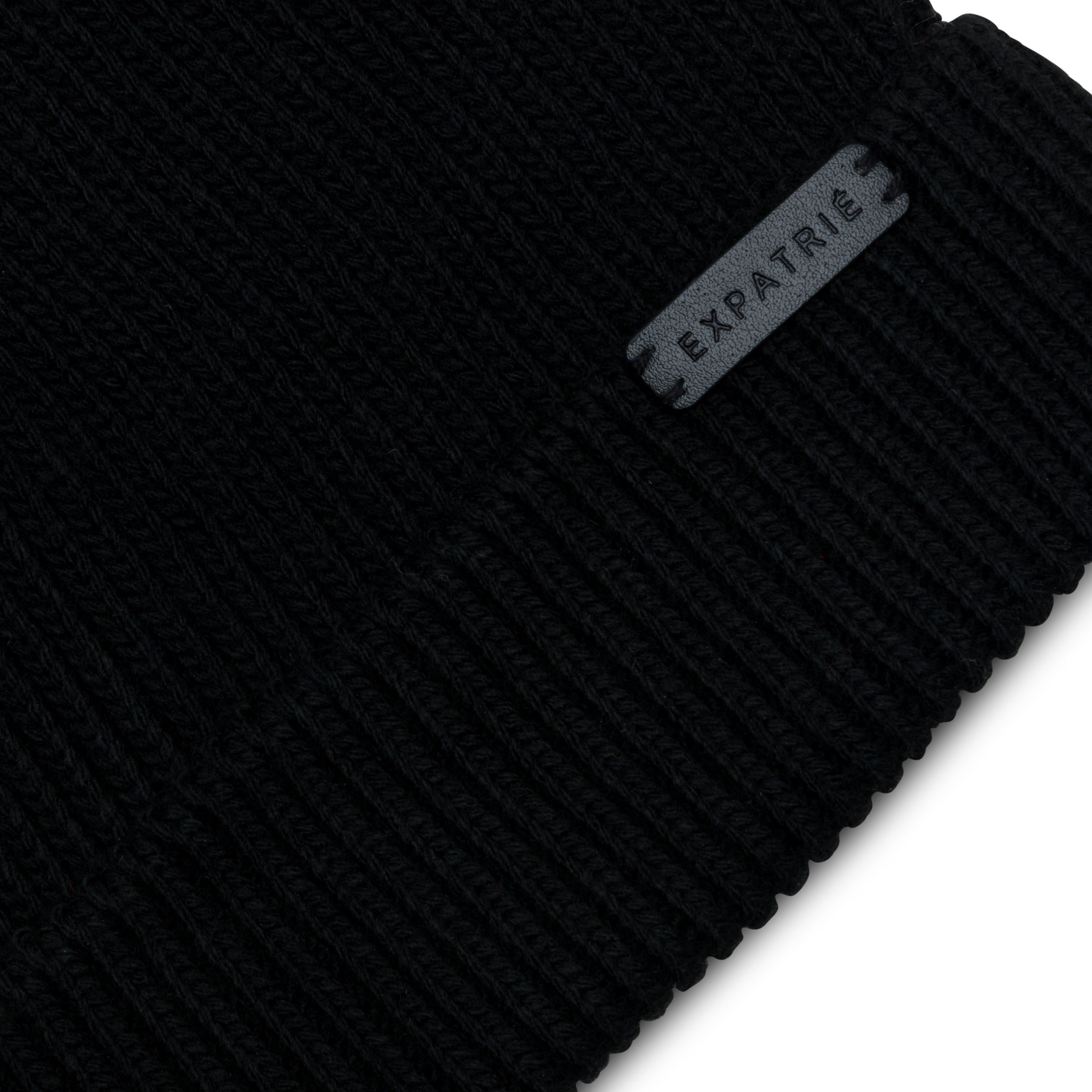 Schwarze Strickmütze 'Luna' mit geripptem Muster und kleinem 'Expatrié'-Label