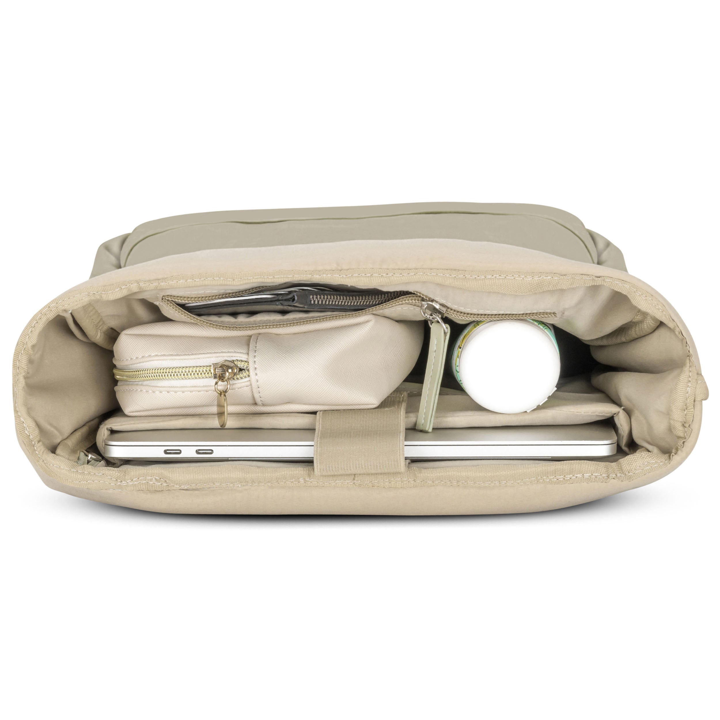 Beiger Rolltop Rucksack Adele offen mit Laptop, Kosmetiktasche und Flasche organisiert