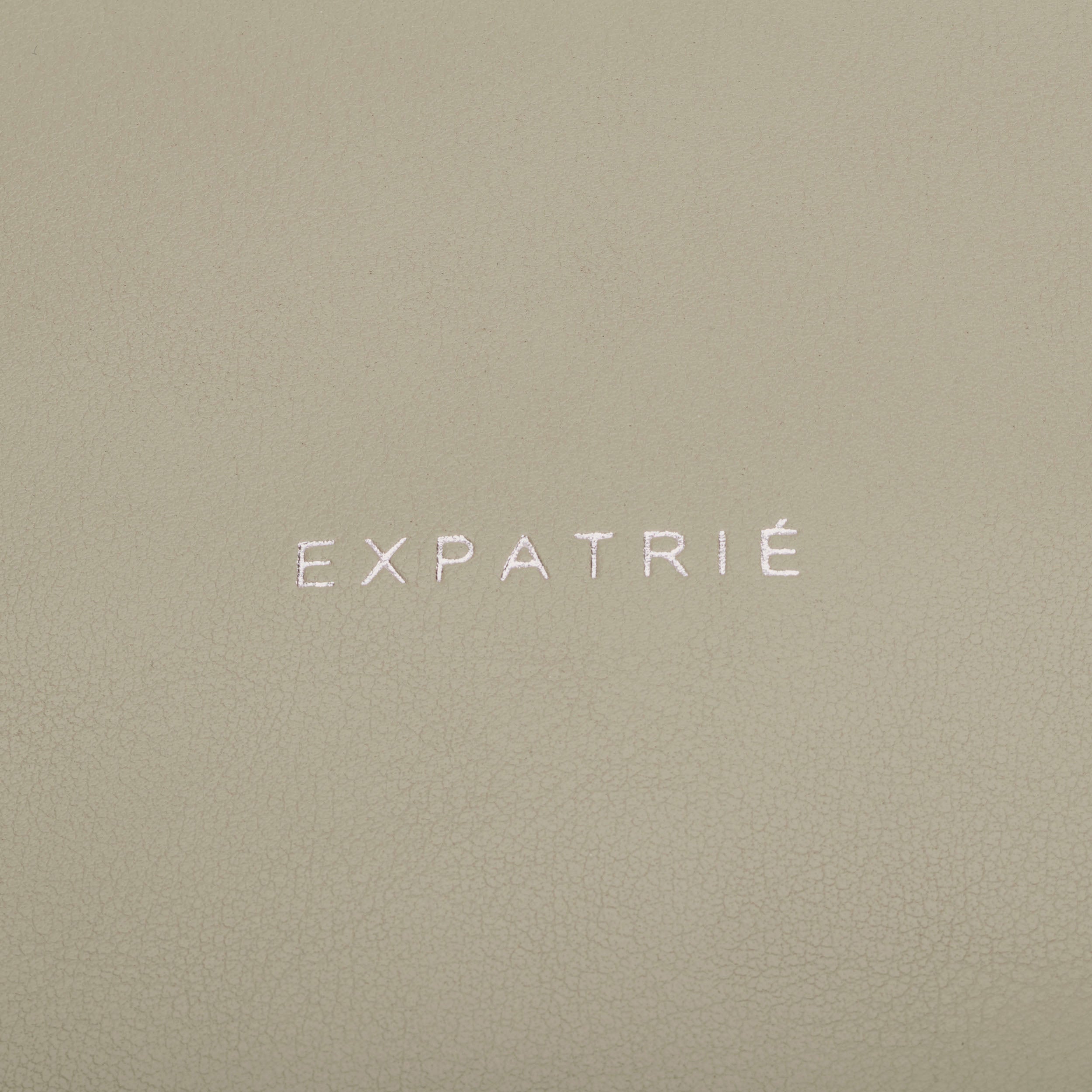 Logo 'Expatrié' auf khakifarbenem Kunstleder des Rolltop Rucksacks Adele