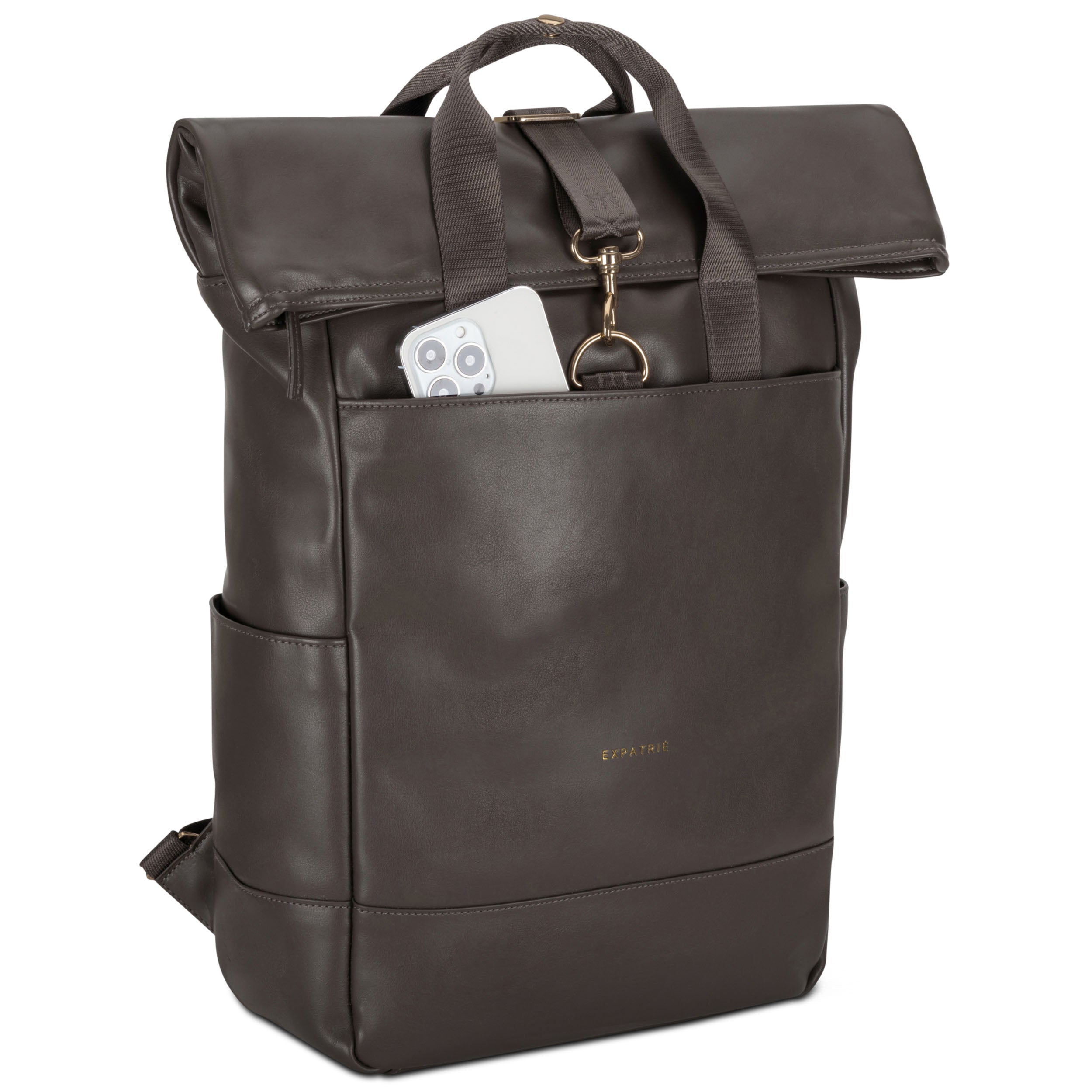 Rolltop Rucksack Adele aus dunkelbraunem Leder mit Fronttasche, in der ein Smartphone steckt