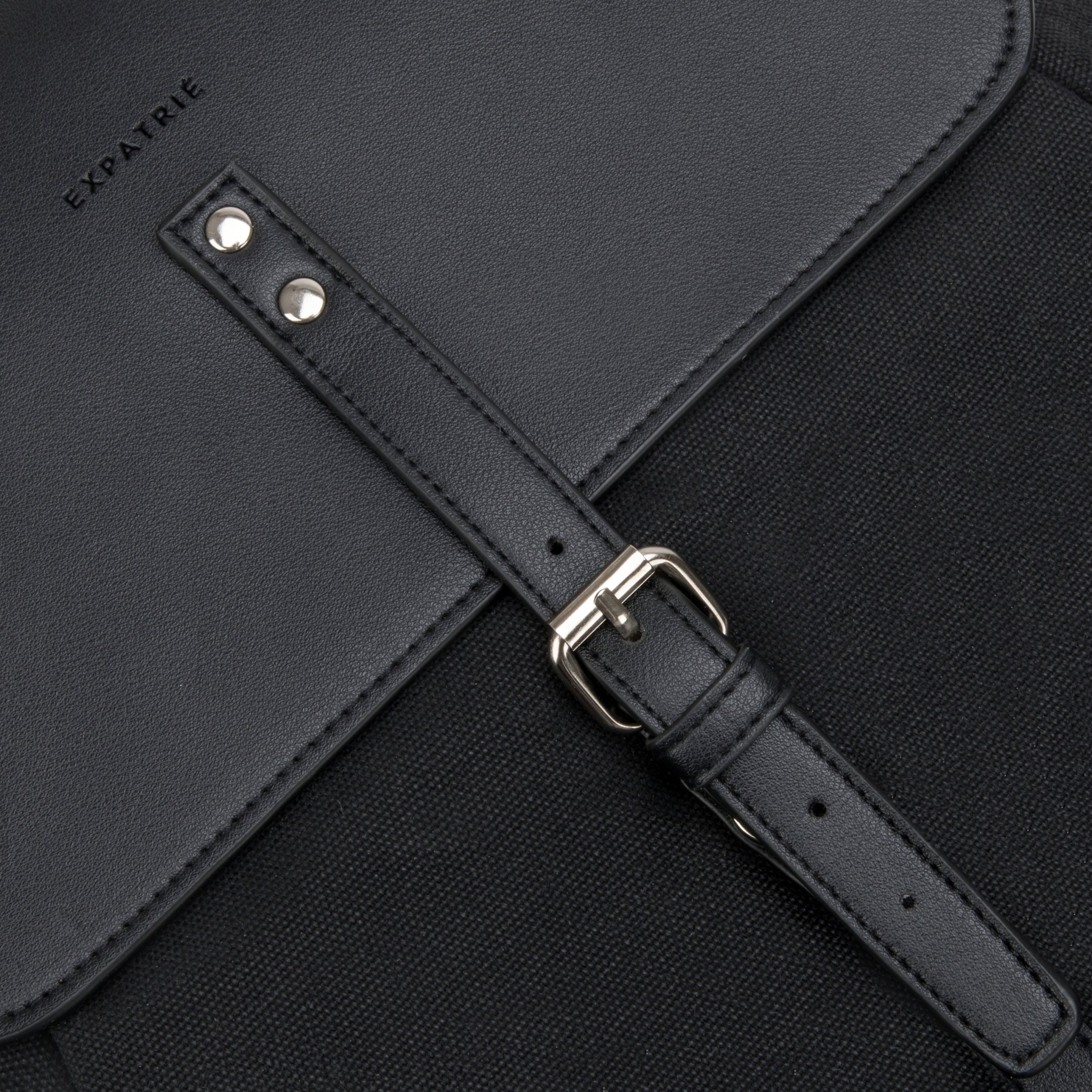 Schwarzer Expatrié Rucksack Laurent aus robustem Canvas mit Lederklappe und verstellbarem Ledergurt