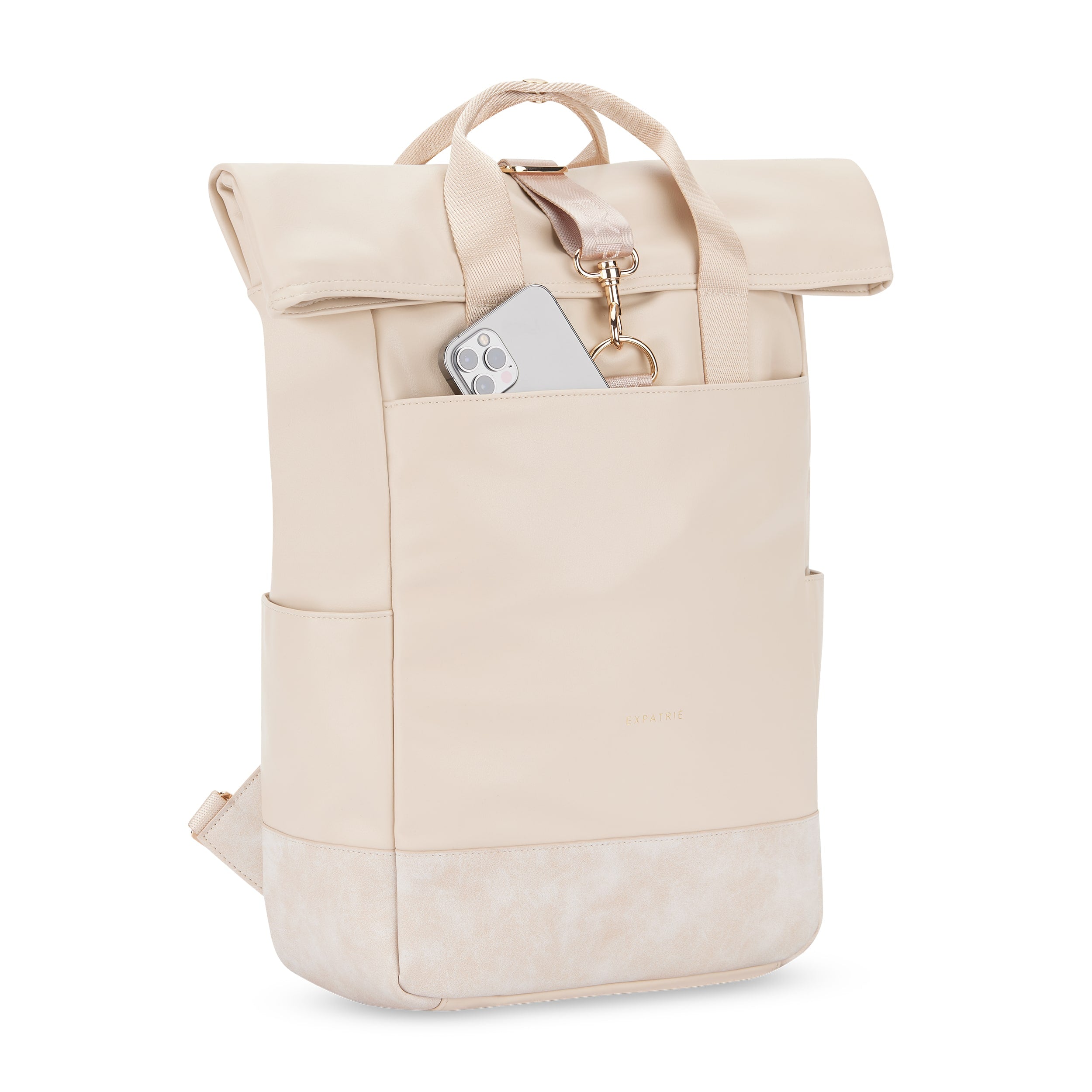 Beiger Rolltop Rucksack Adele aus Leder mit vorderer Tasche, in der ein Smartphone steckt