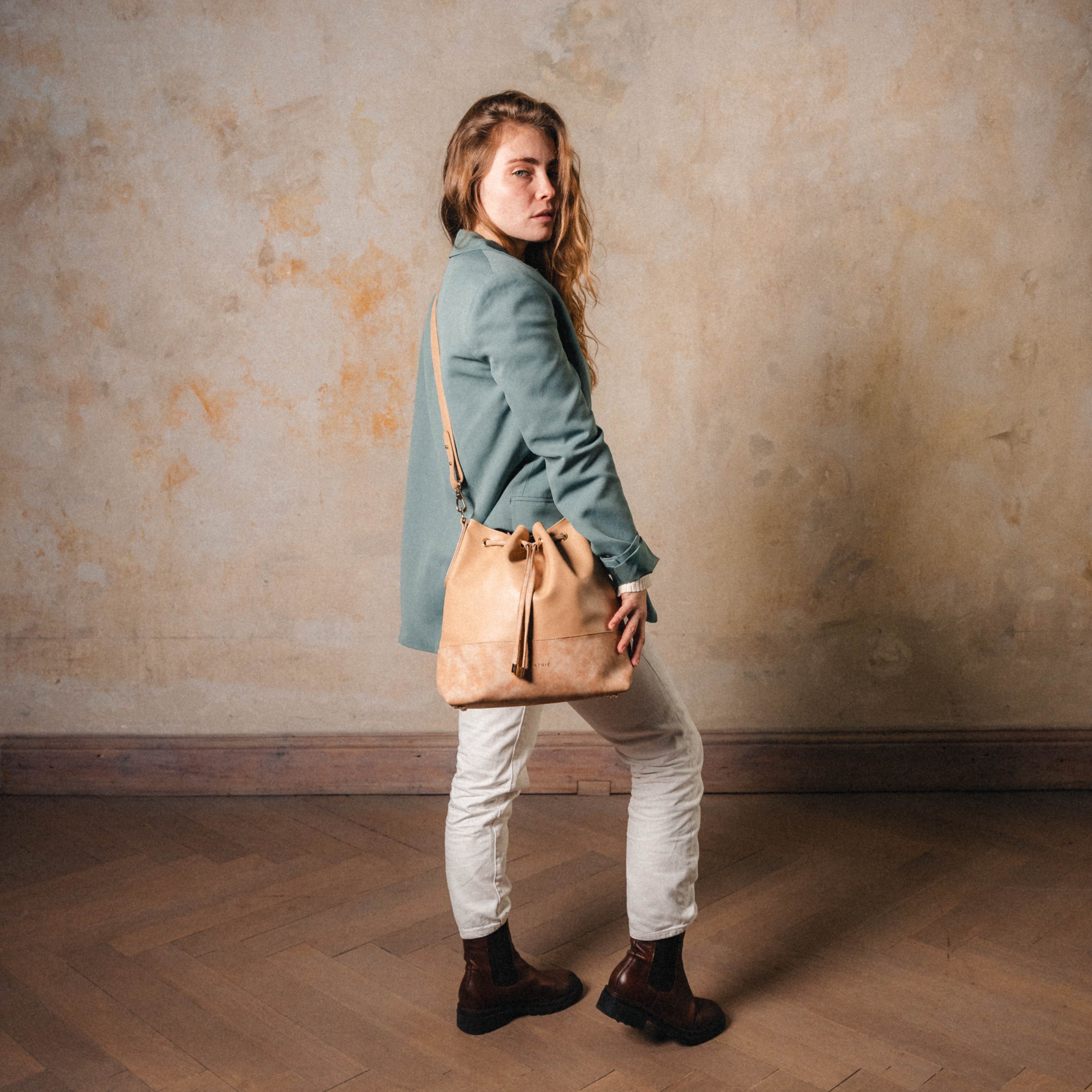 Moderne Bucket Bag aus Kunstleder. #farbe_sand