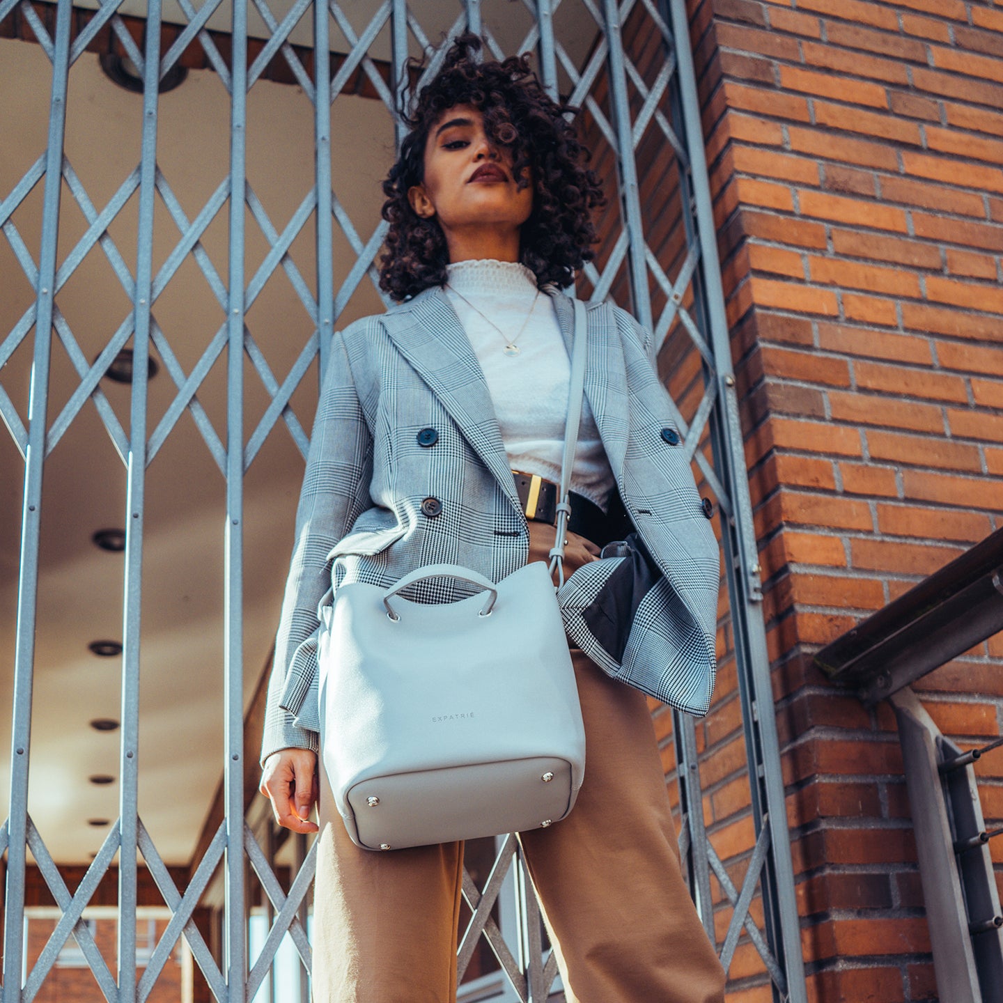 Schlichte Bucket Bag klein für Damen. #farbe_grau